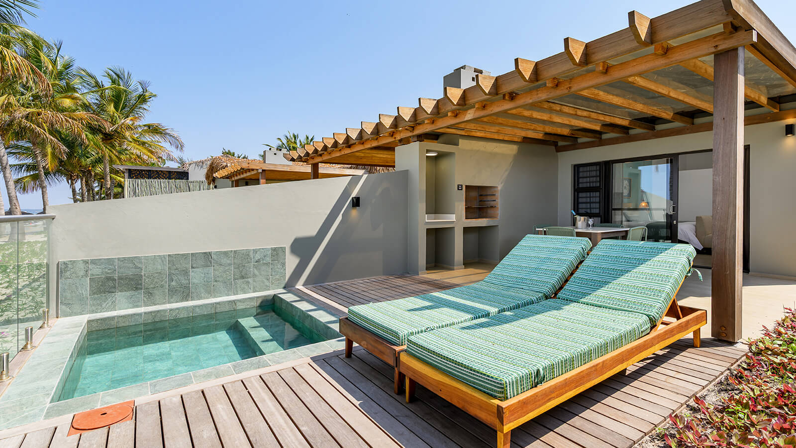 Luxury Three Bedroom Beach Front Villa with Pool