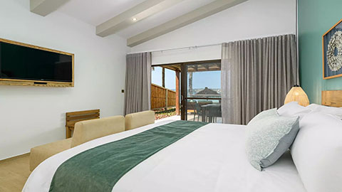 Luxury Three Bedroom Beach Front Villa with Pool